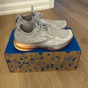 Brooks Levitate 3 (size 6)